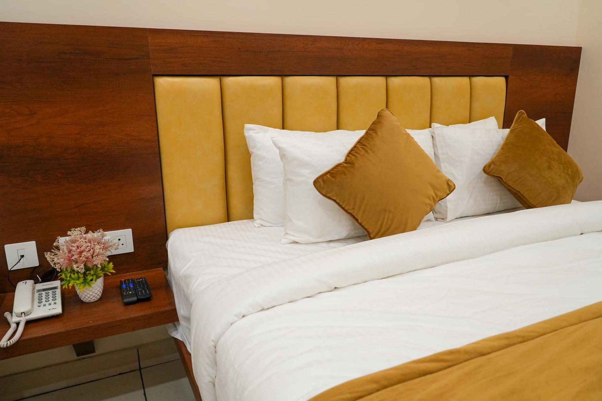 Sri Krishna Inn - Kempegowda Airport Bangalore Devanahalli Buitenkant foto